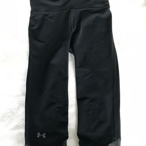 Black cropped under armor leggings